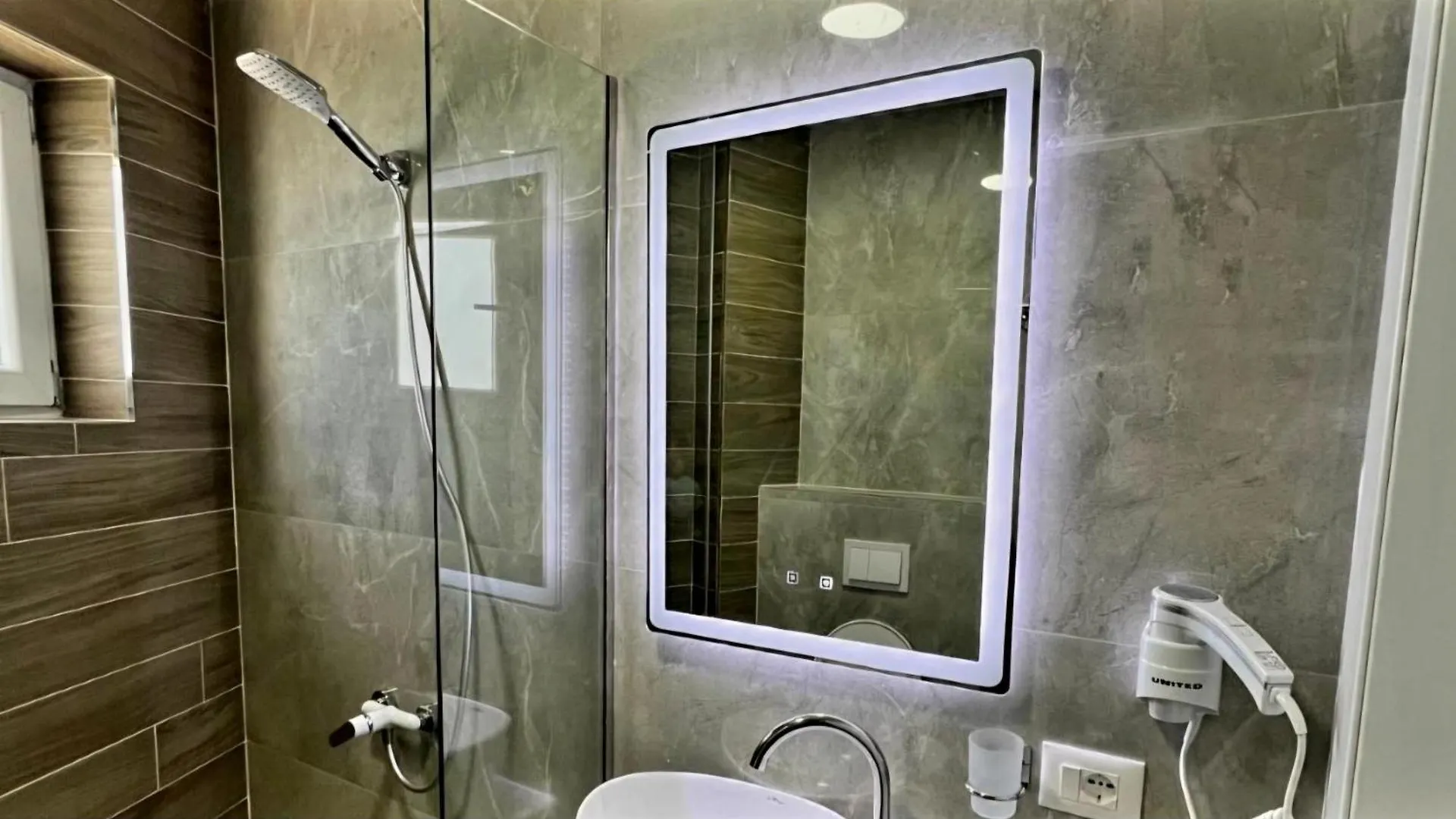 Hotel Demoli Pogradec 0*,  Albania